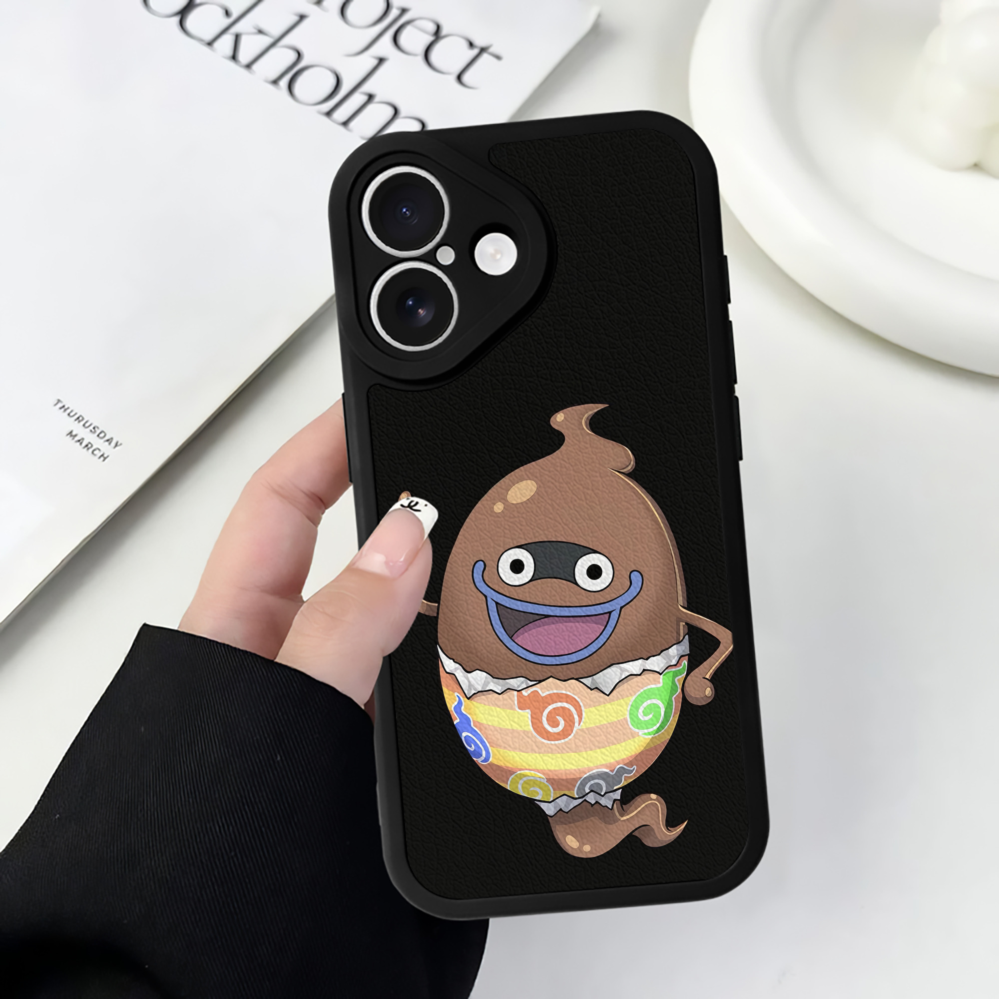 （画像用） 妖怪ウォッチ Yo-kai Watch 【iPhone 16シリーズ対応】シリコンスマホケース（レザー調） 材質：シリコン